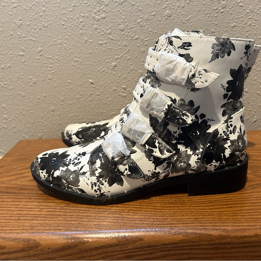 Bar III Boots